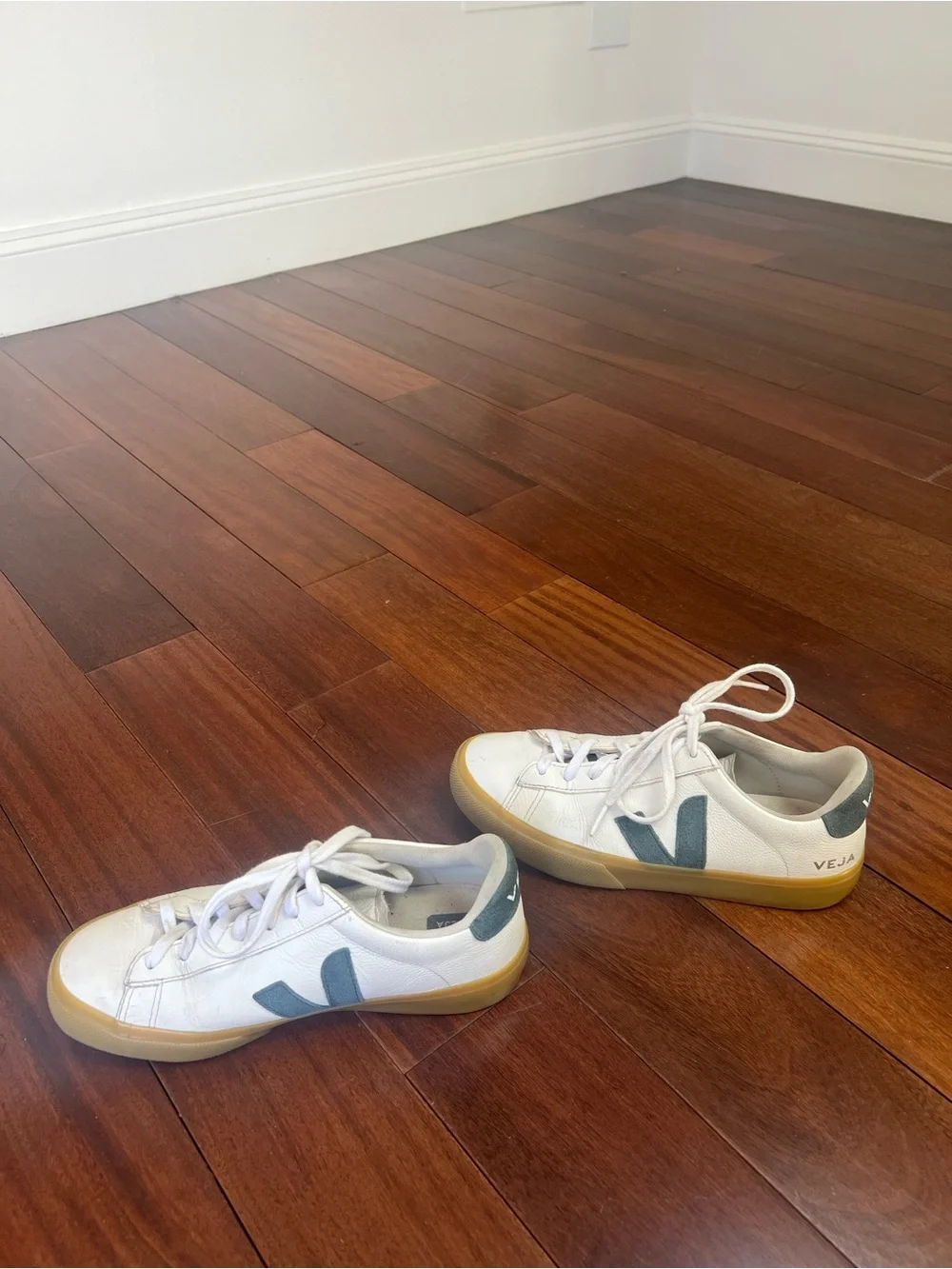 Veja CAMPO LEATHER WHITE CALIFORNIA size 39 / 8
